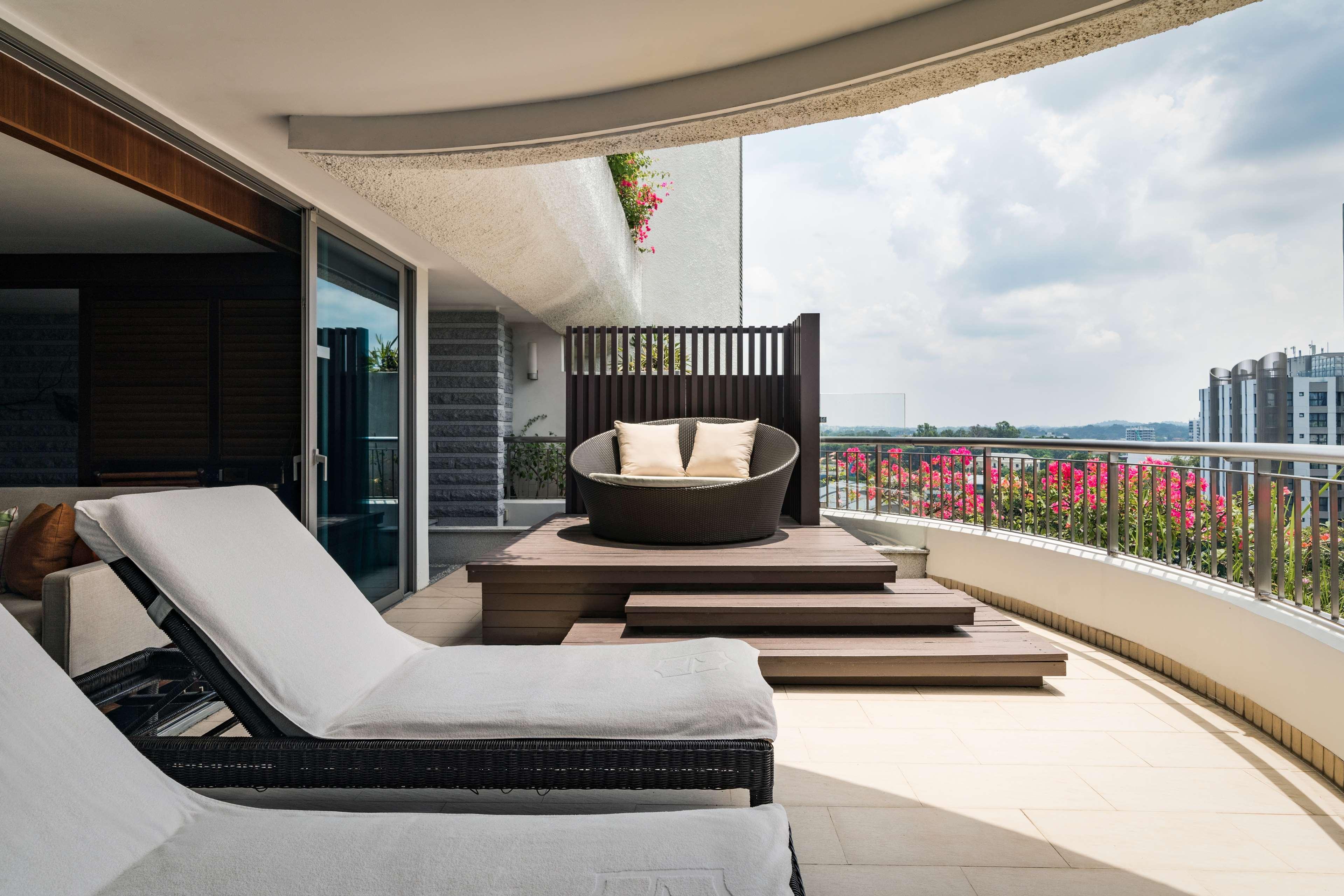 Shangri-La Singapore Exterior photo A balcony