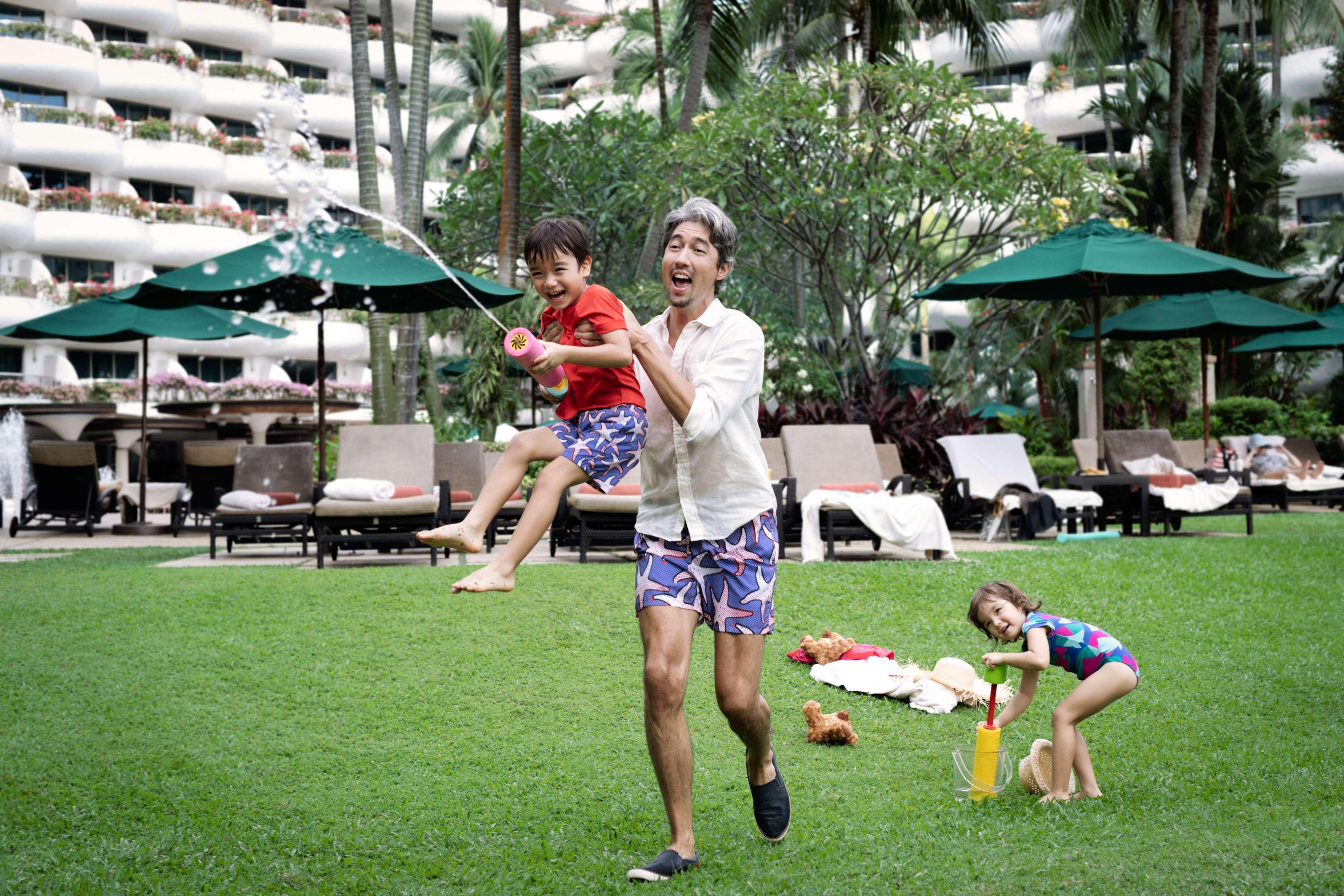 Shangri-La Singapore Exterior photo A family playing at the lawn of the hotel