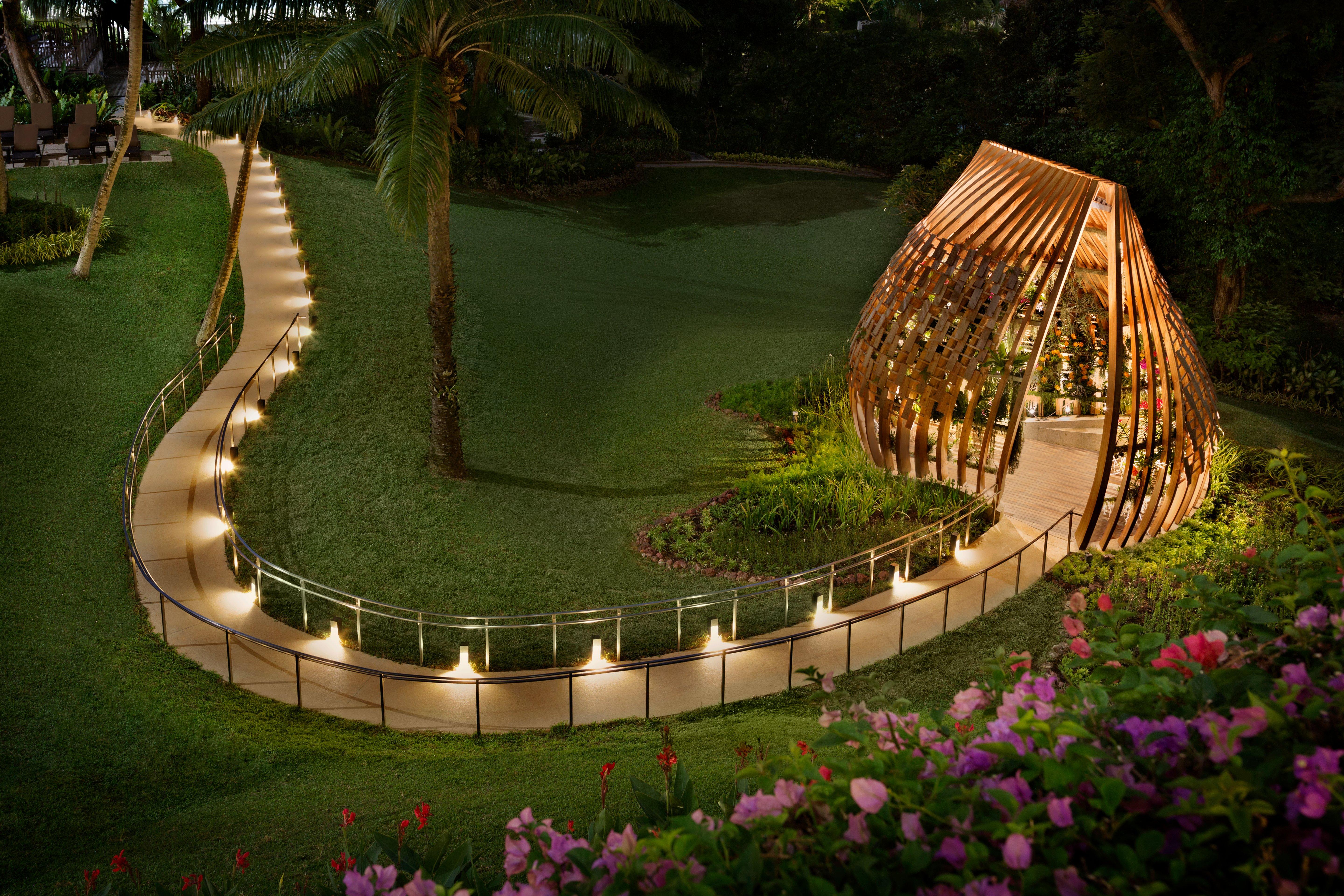 Shangri-La Singapore Exterior photo The path leading to the Chapel of the Hillside Garden