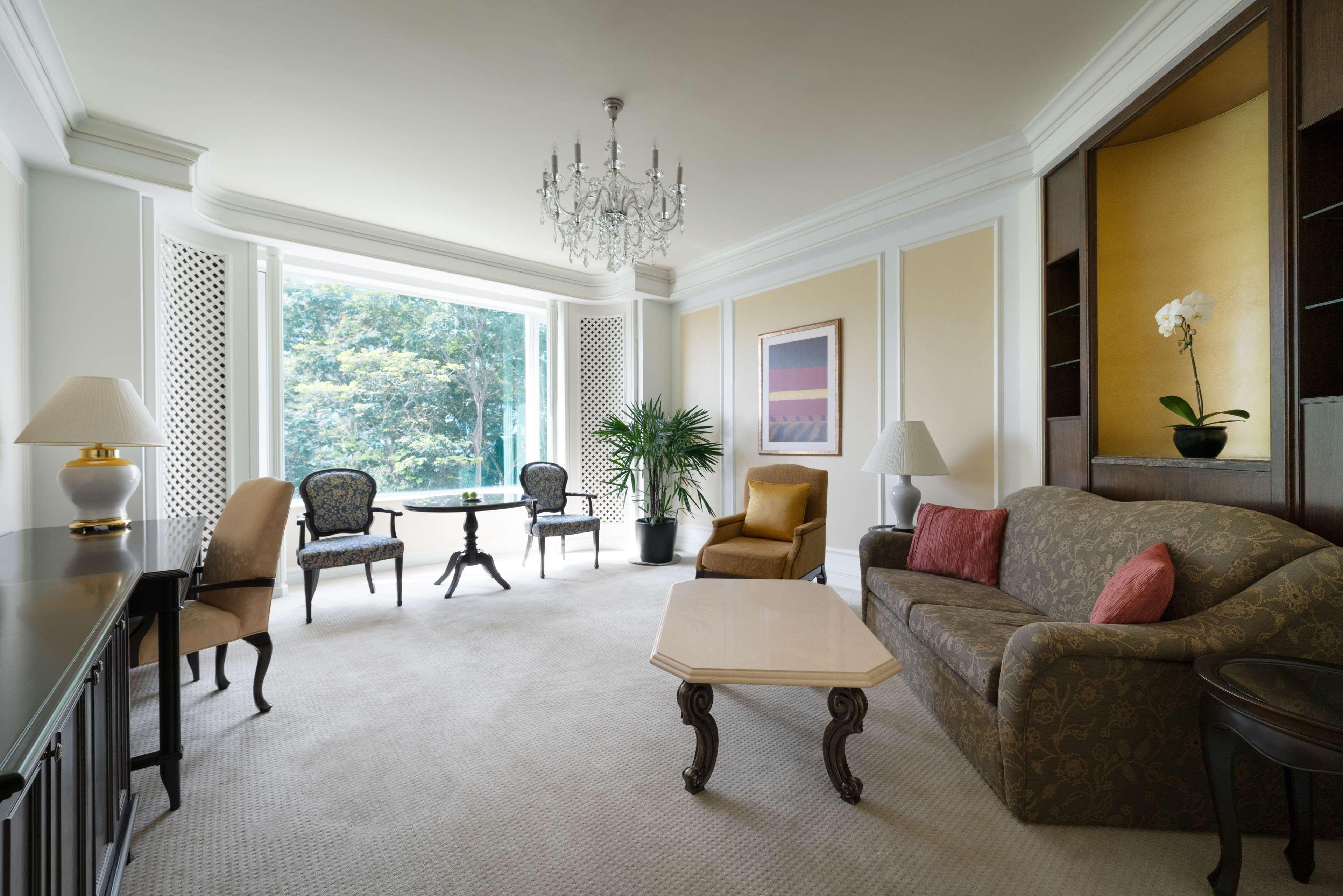 Shangri-La Singapore Exterior photo A living room in a suite at The Peninsula