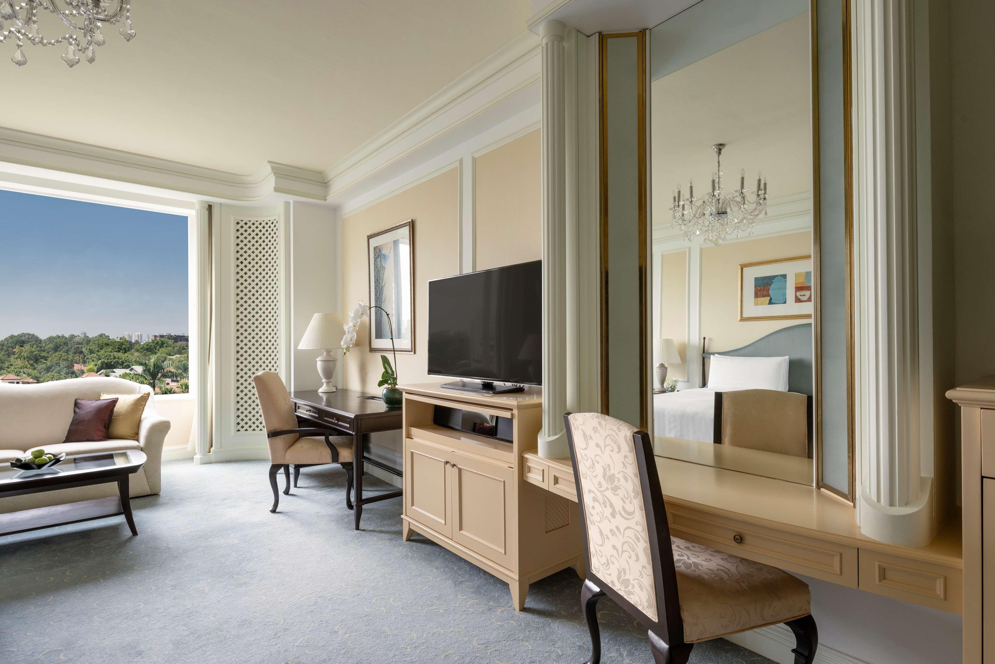 Shangri-La Singapore Exterior photo A suite at the Four Seasons Hotel