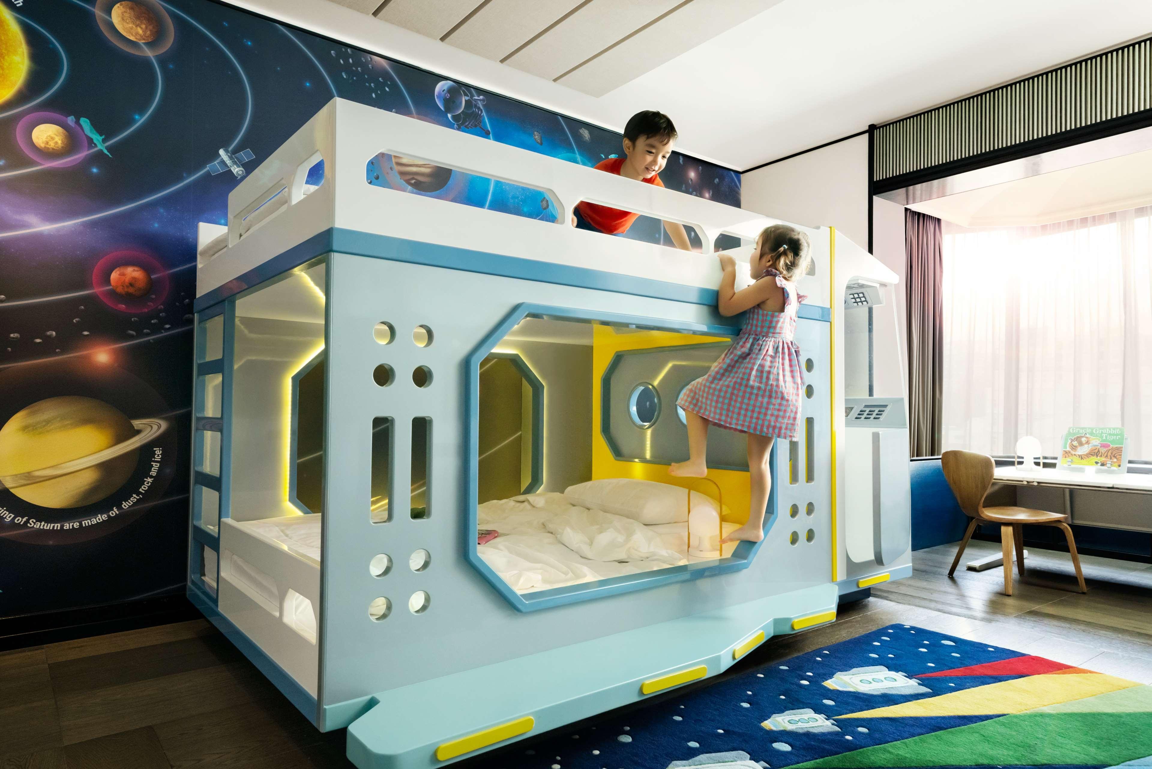 Shangri-La Singapore Exterior photo The children's room