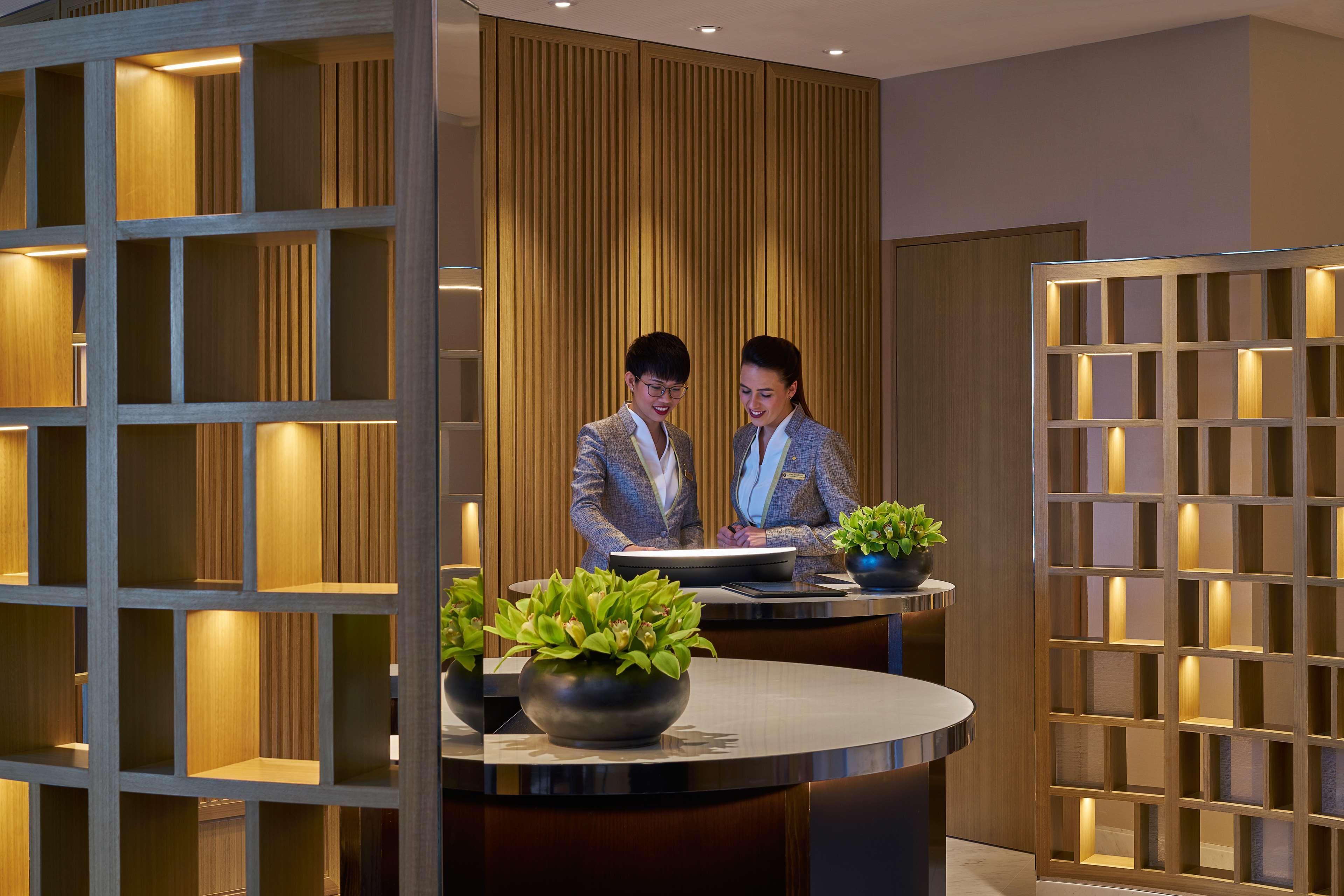 Shangri-La Singapore Exterior photo Concierge at The Ritz-Carlton, Hong Kong