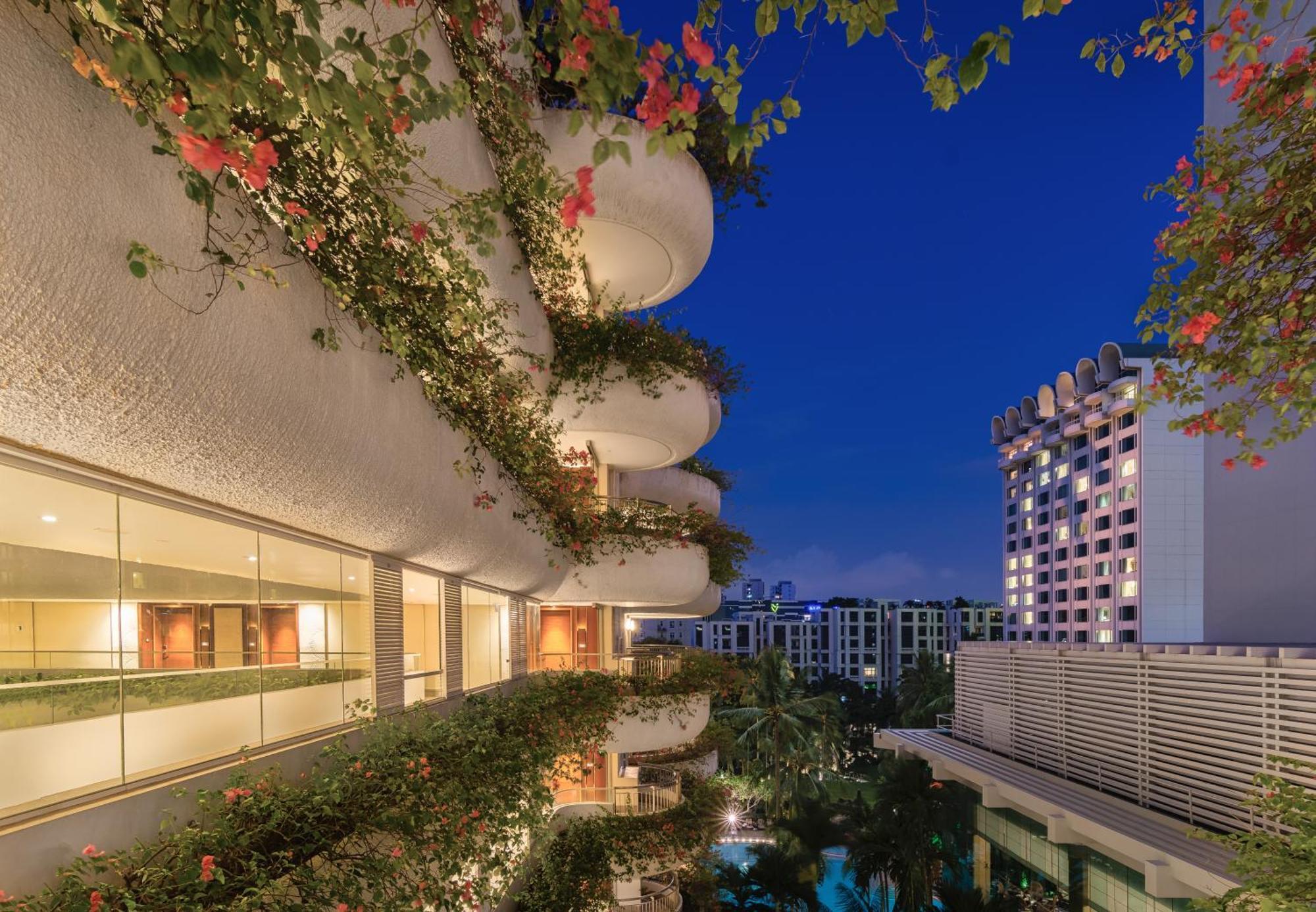 Shangri-La Singapore Exterior photo The hotel's exterior at night