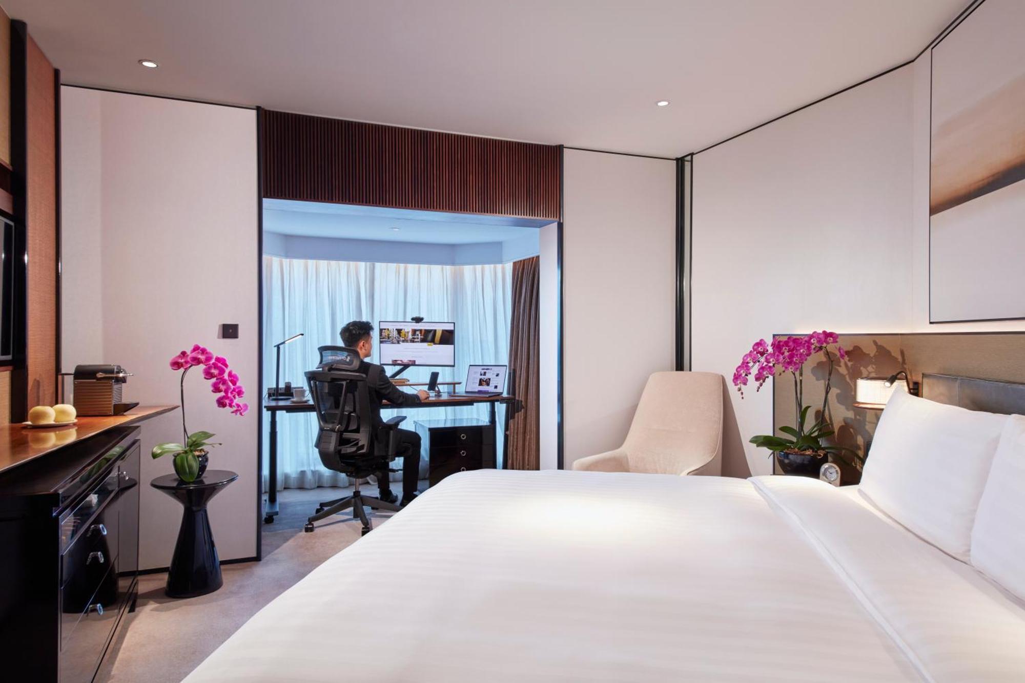 Shangri-La Singapore Exterior photo A guest room at The Hari